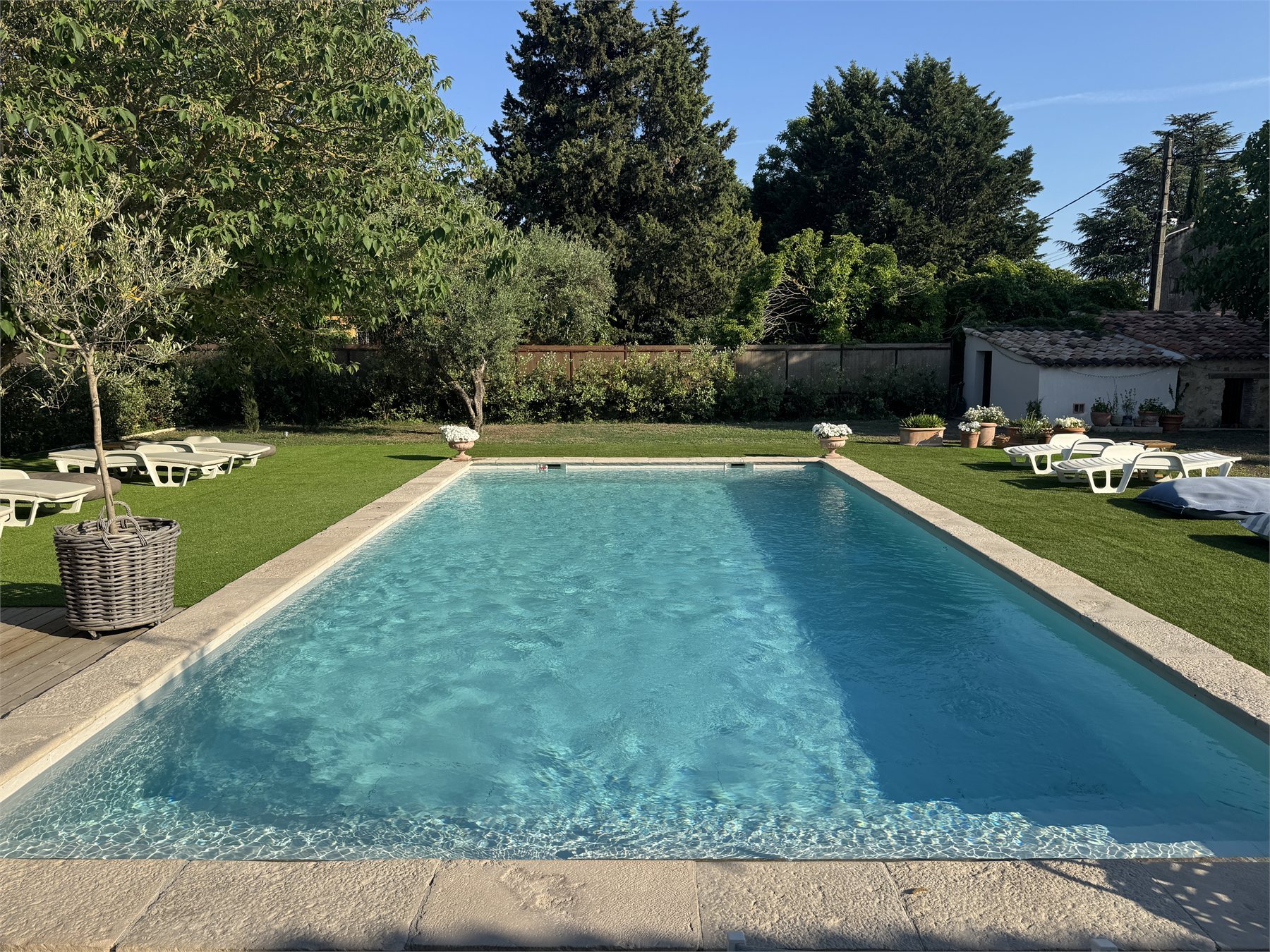 La piscine extérieure et ses abords à Amore Mio