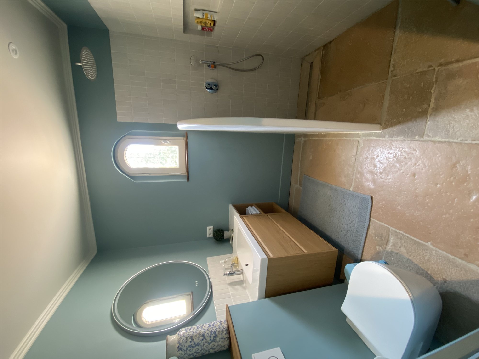 Salle d’eau privée de La Josette avec douche et vasque