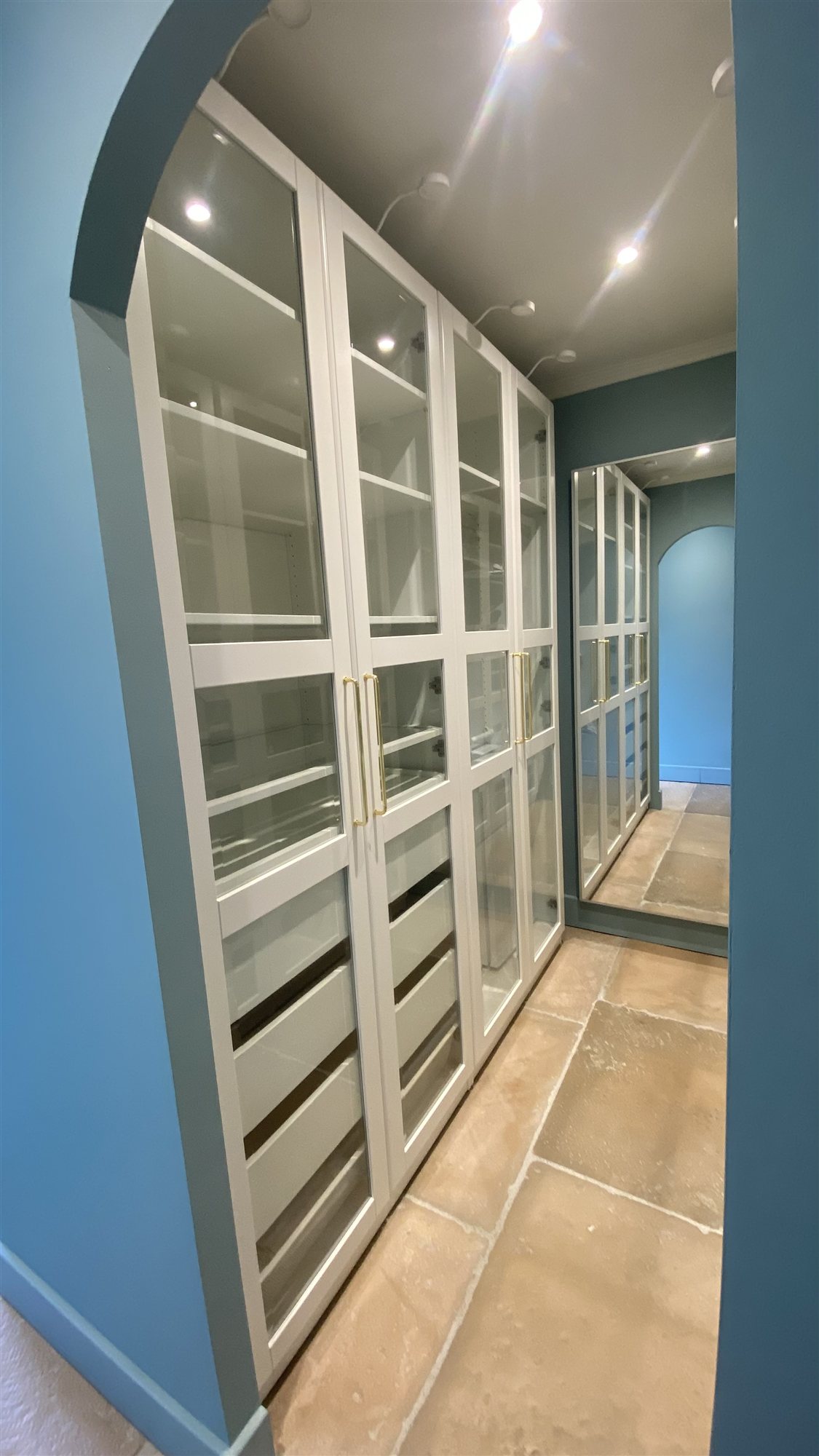 Dressing privé de La Josette sous son arche bleue