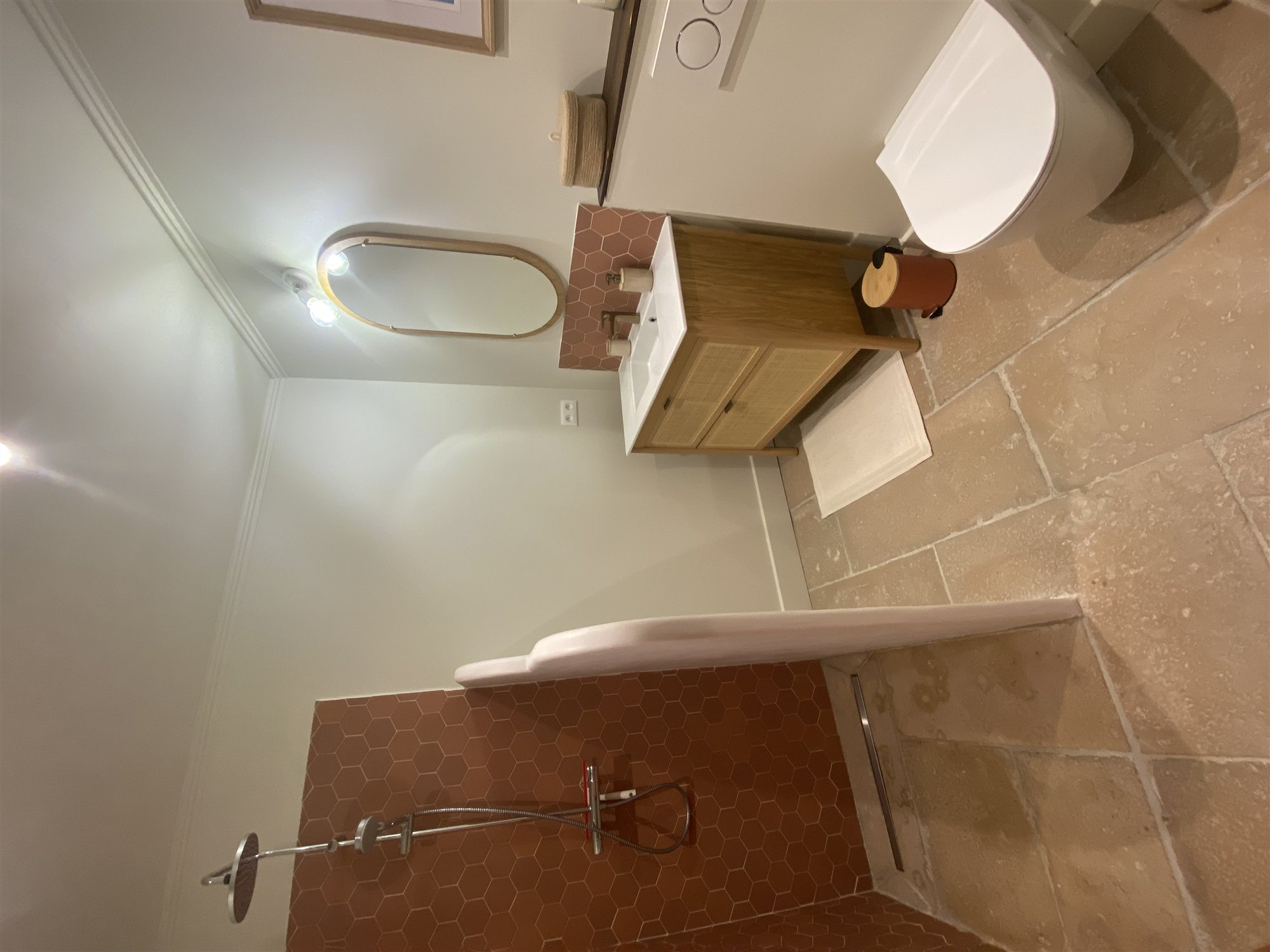 Salle d’eau privée de La Julia avec douche et vasque