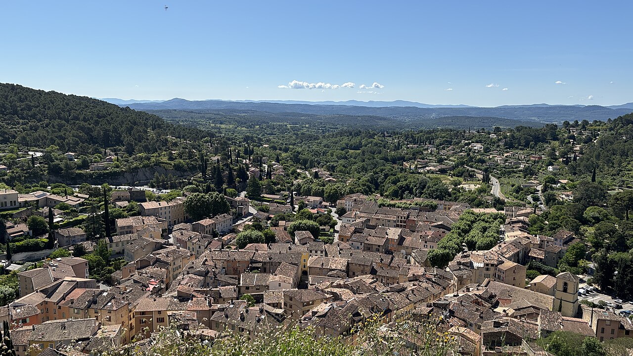 Les toits de Cotignac et les collines provençales