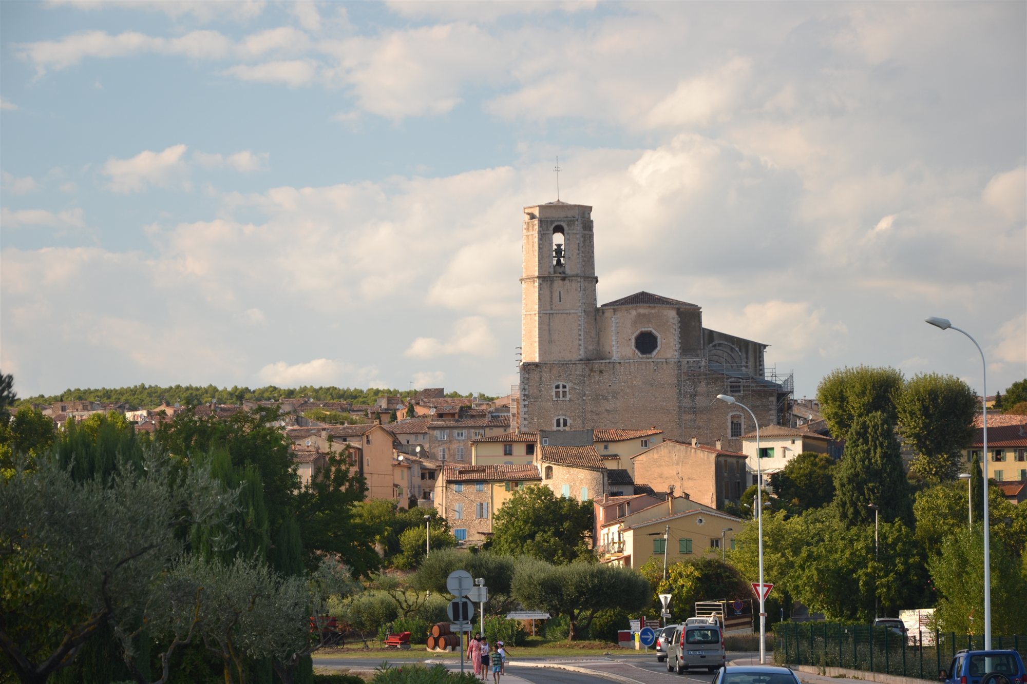 La collégiale Saint-Martin au-dessus des toits de Lorgues