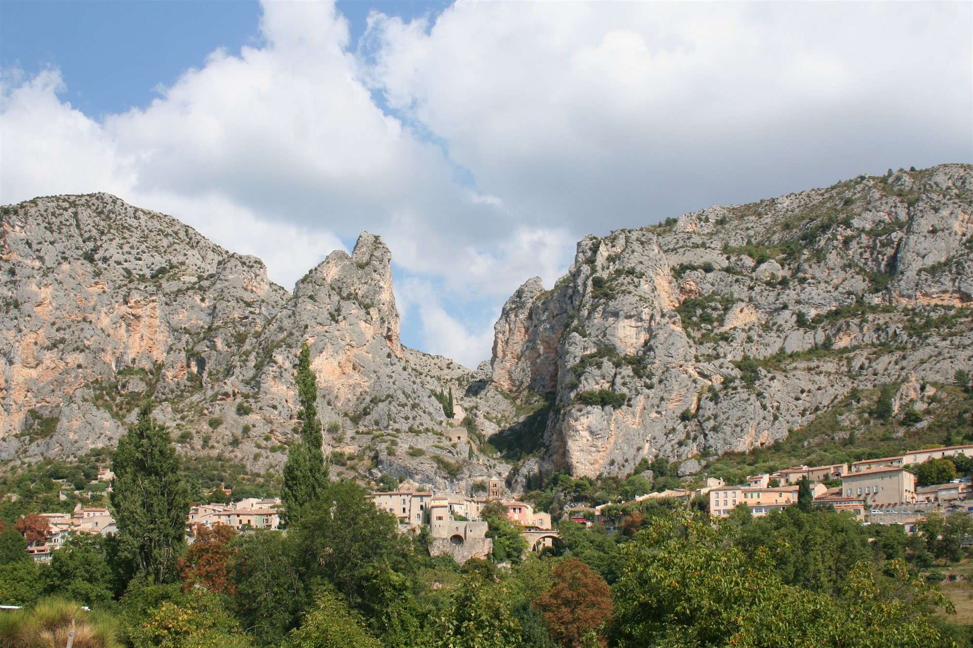 Moustiers-Sainte-Marie et ses falaises, en Provence