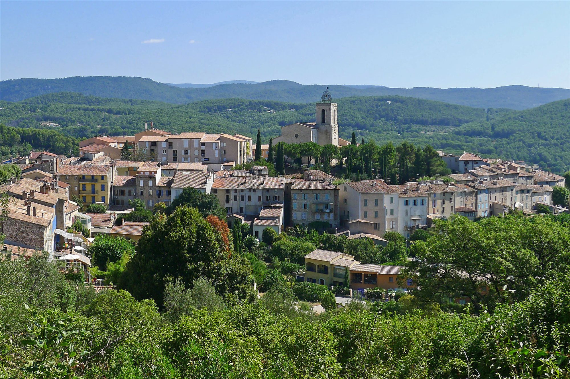 Le village de Flayosc, dans les environs du Château de Berne.