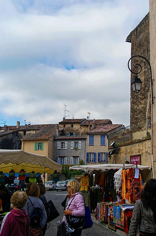 La place de l’Église à Lorgues un jour de marché