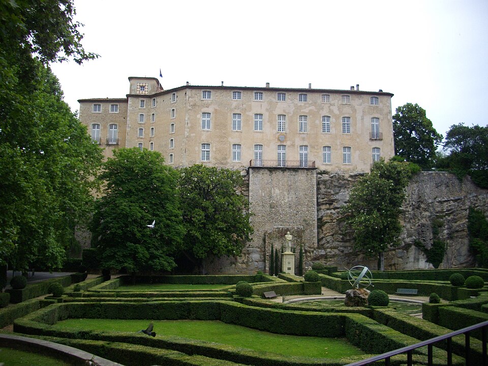 Le jardin et la façade du château d’Entrecasteaux