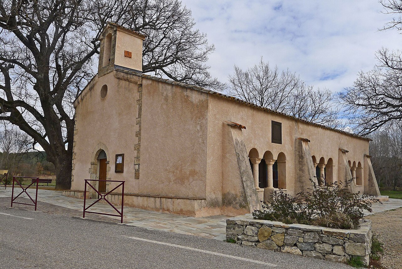L’église de Saint-Antonin-du-Var, le village autour du Château Mentone.