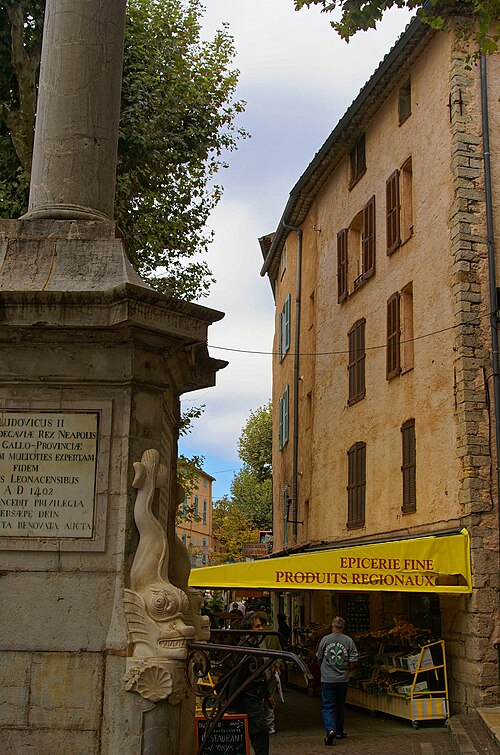 La place du Révelin à Lorgues et ses commerces