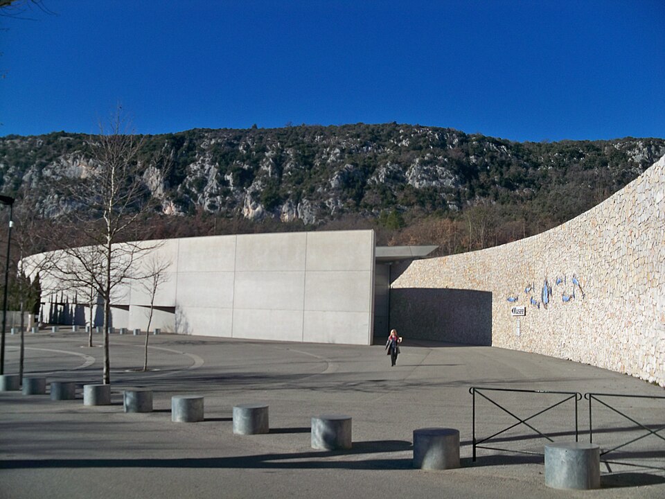 Entrée du musée de Préhistoire à Quinson