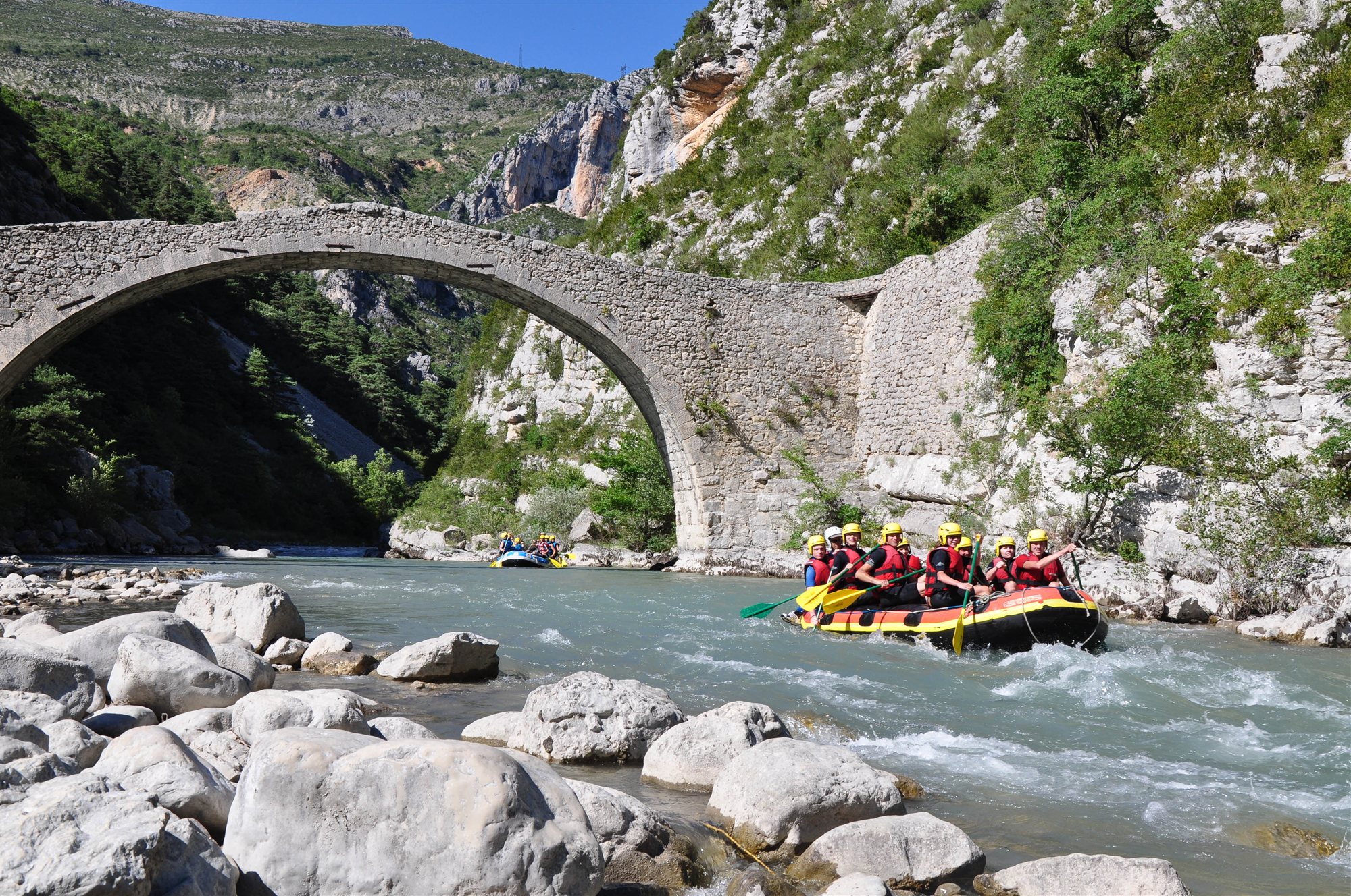Rafting sur le Verdon sous un pont de pierre