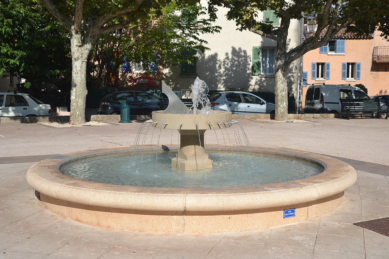 La fontaine du Thoronet, le village autour de Saint-Louis La Manuelle.