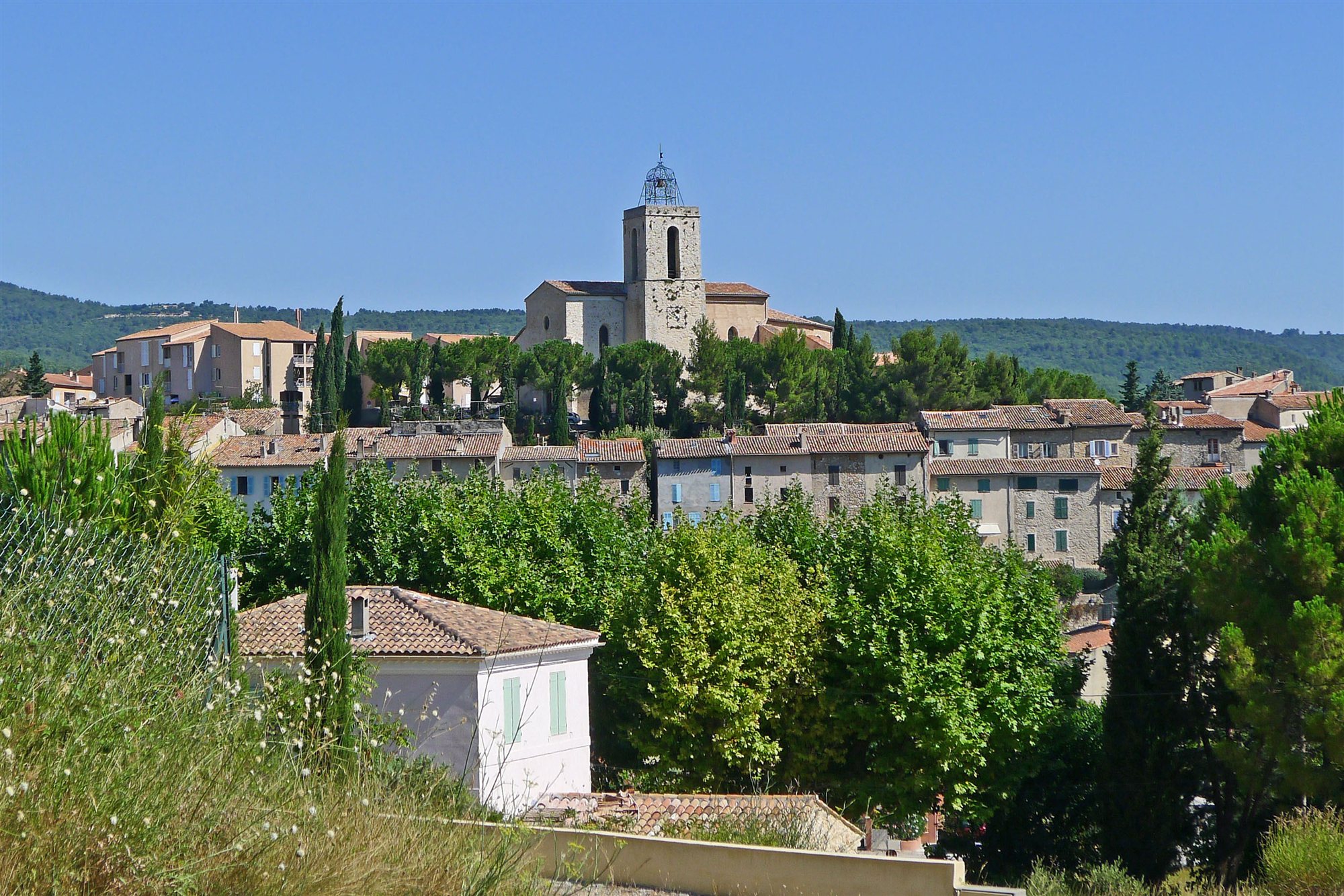 Flayosc et ses collines, autour de Berne — vue des environs, pas du spa.
