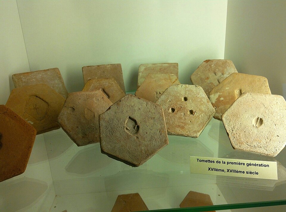Collection de tomettes historiques au musée Terra Rossa de Salernes