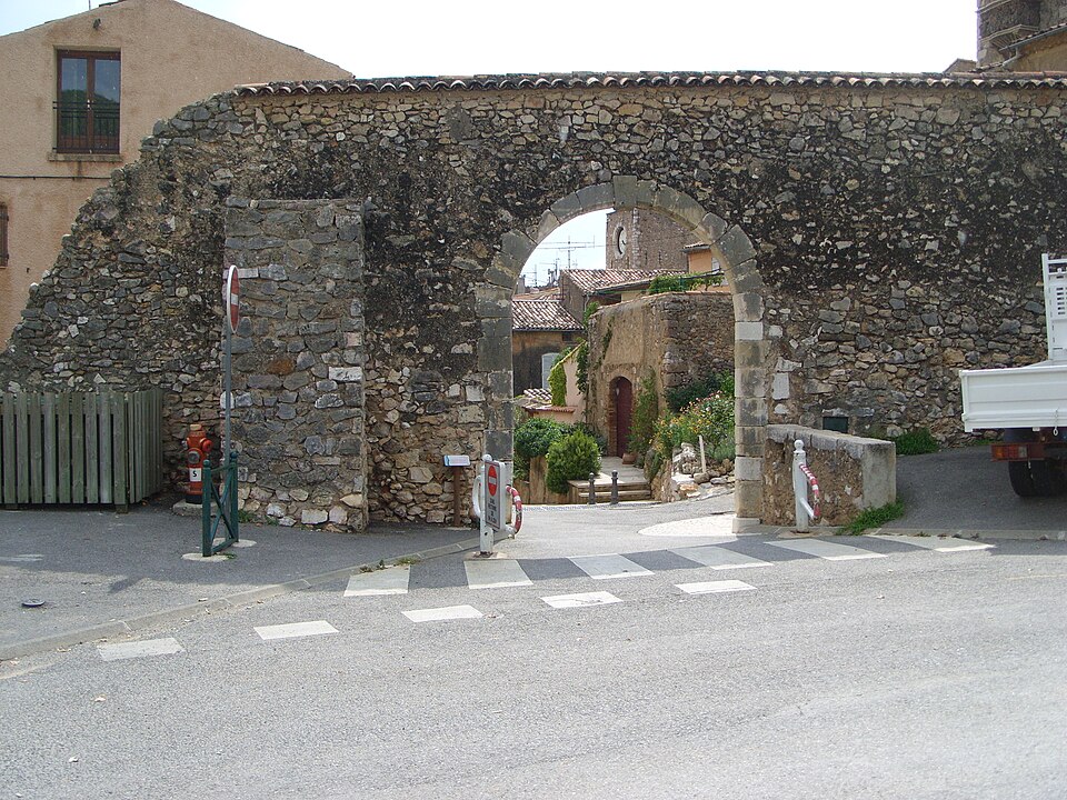 La porte des Aires dans le village d’Aups