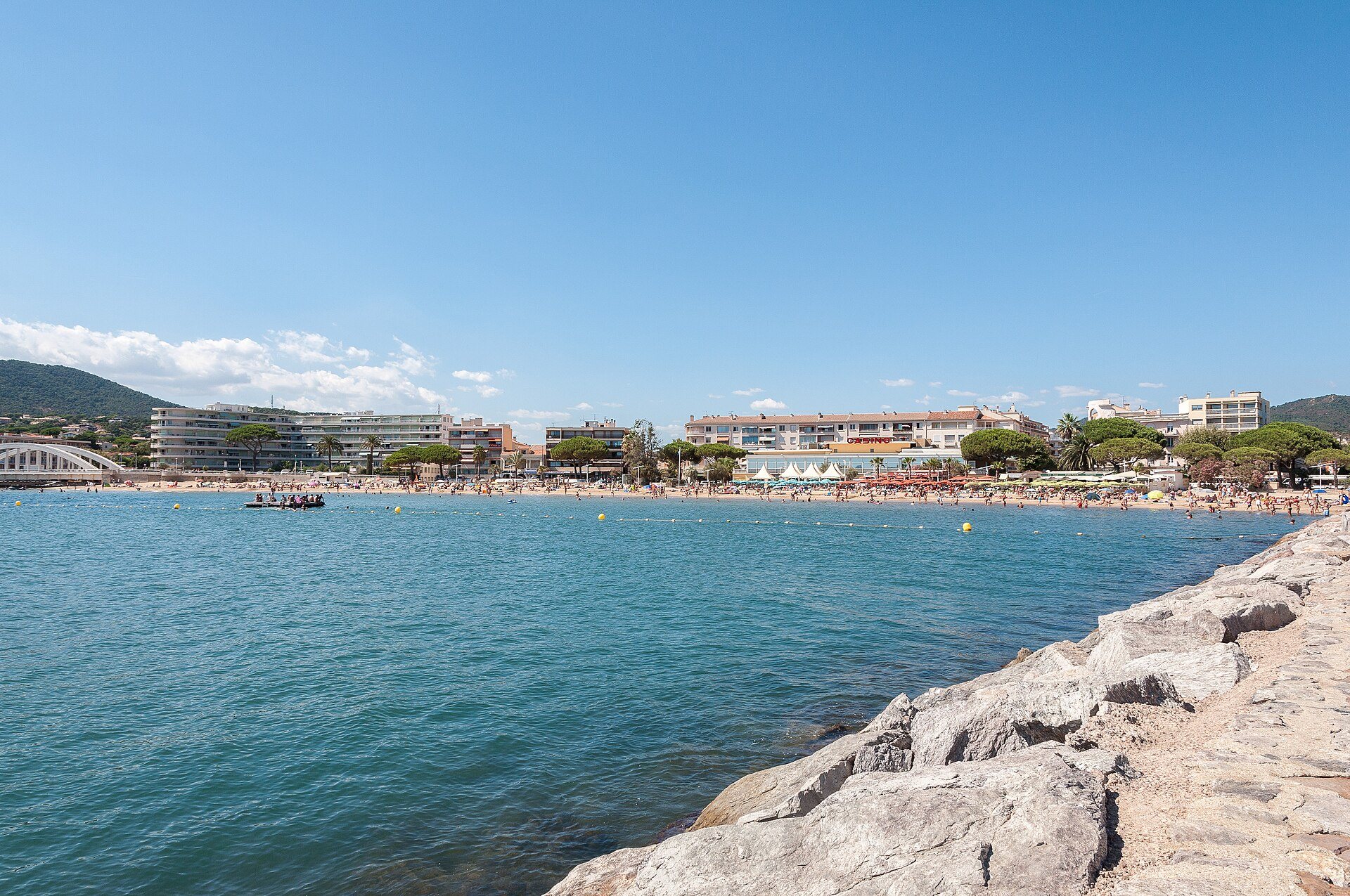 La plage du centre-ville de Sainte-Maxime vue depuis la digue