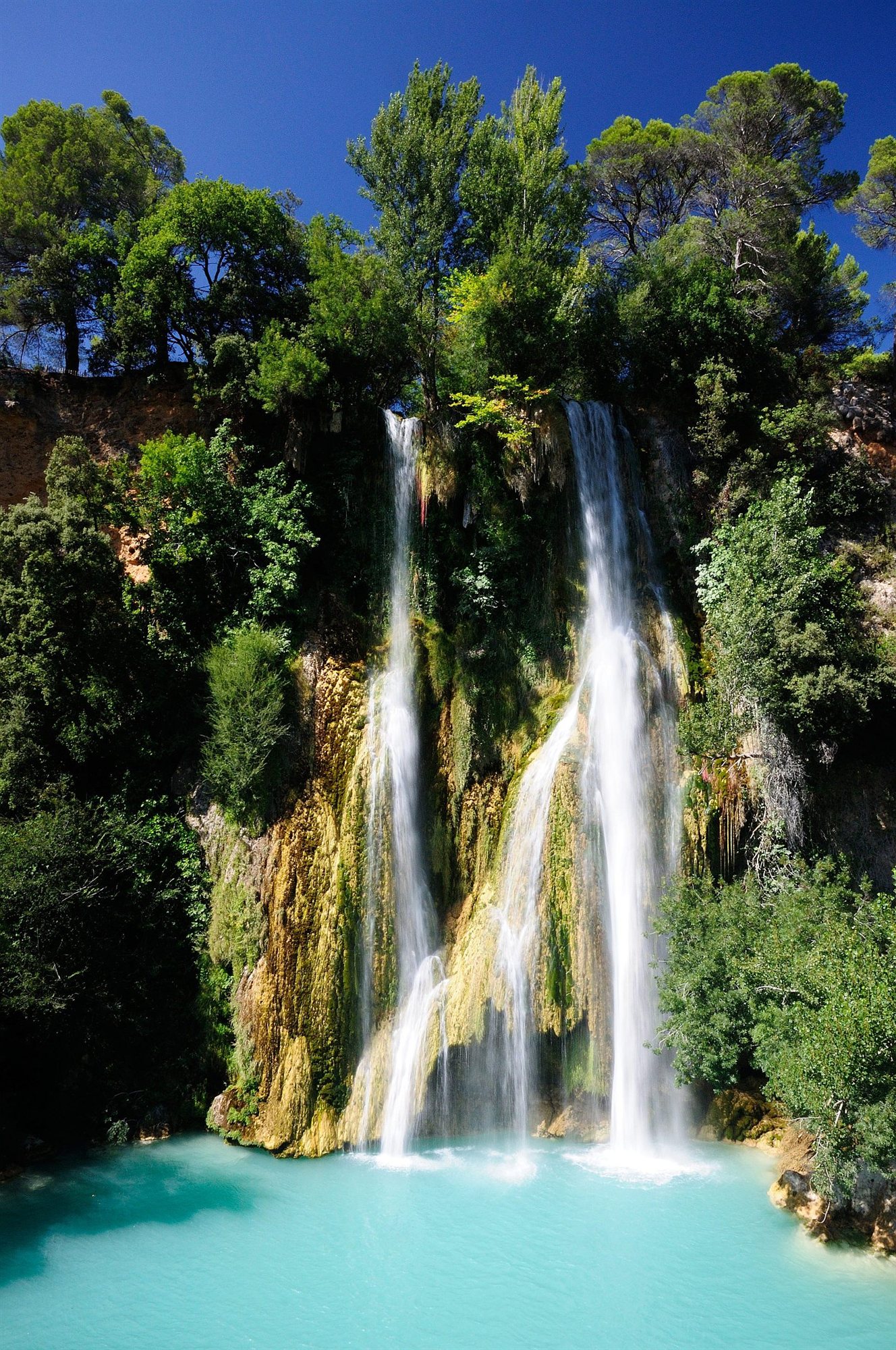 La cascade de Sillans vue depuis le belvédère, avec sa vasque turquoise