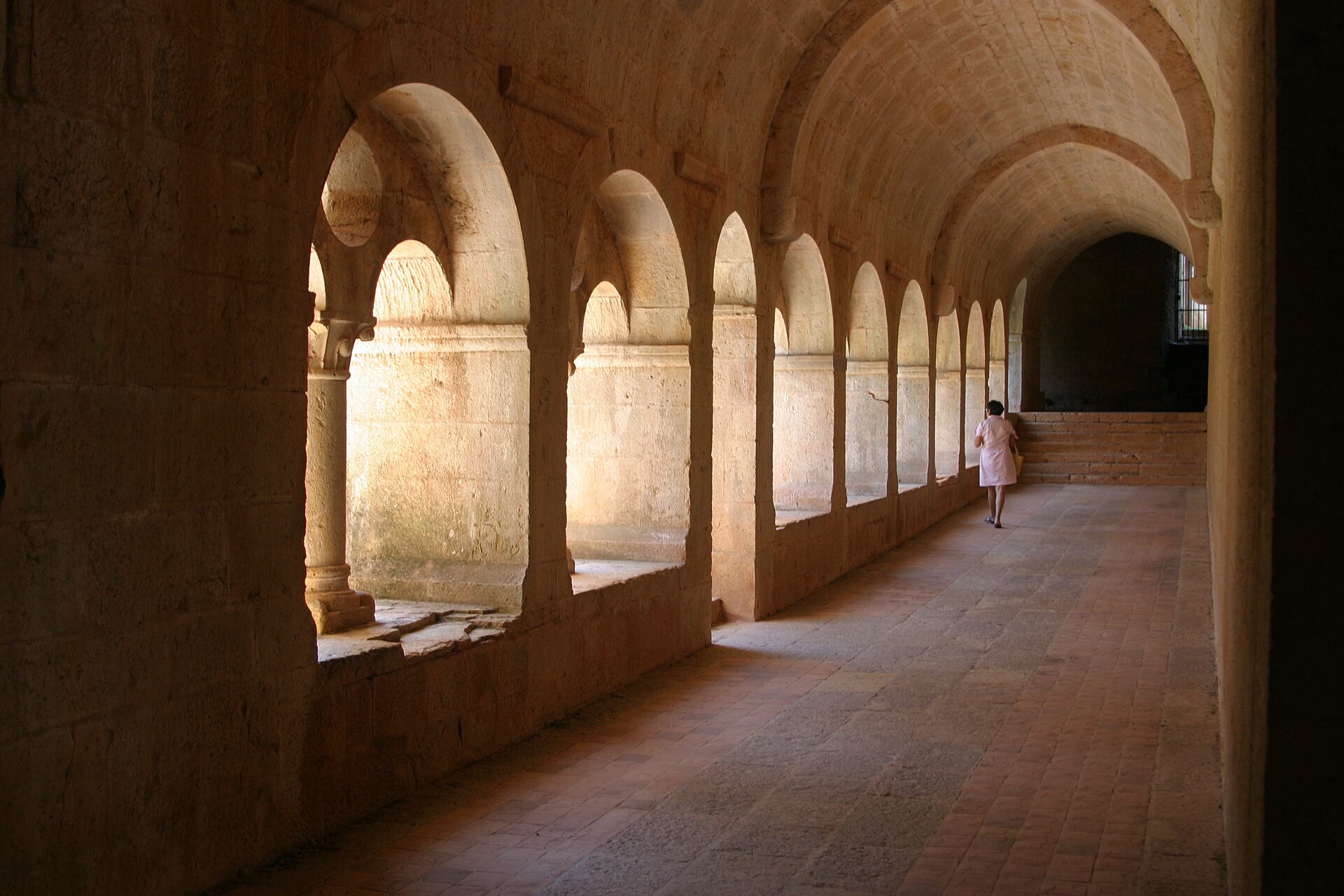 Le cloître de l’abbaye du Thoronet et ses arcades de pierre