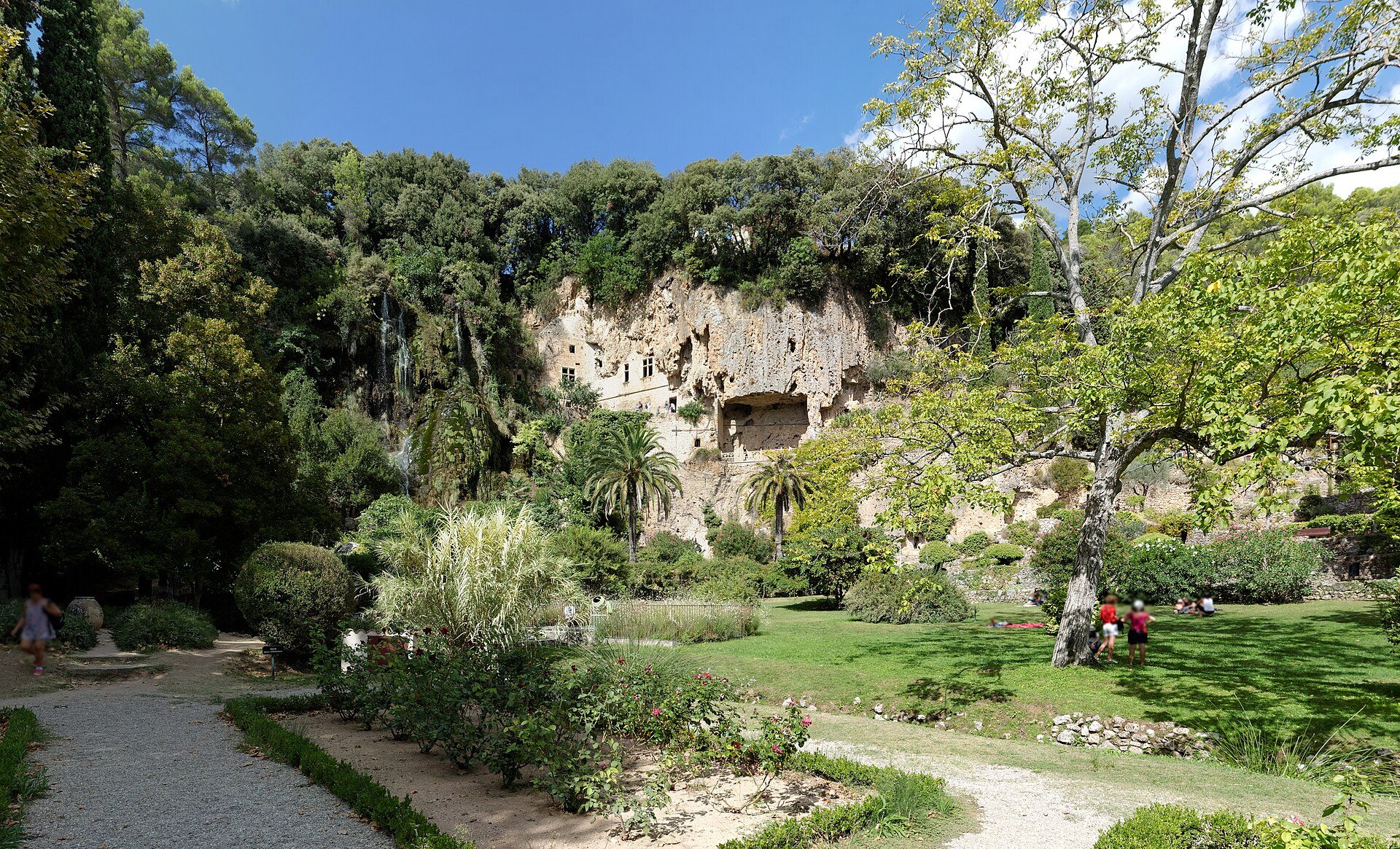 Les grottes fortifiées de Villecroze dans leur falaise de tuf